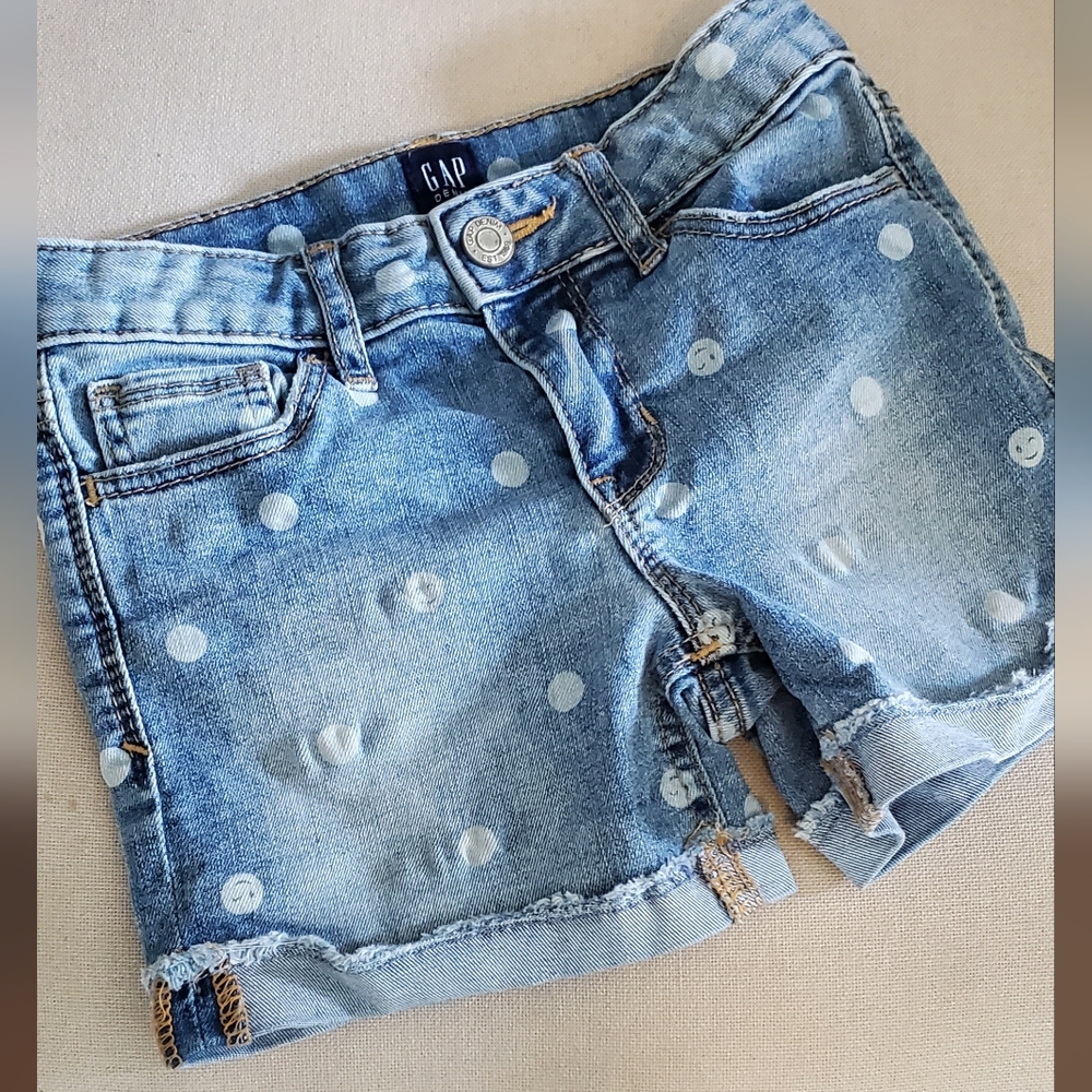 Girls Gap jean shorts. SIZE 7